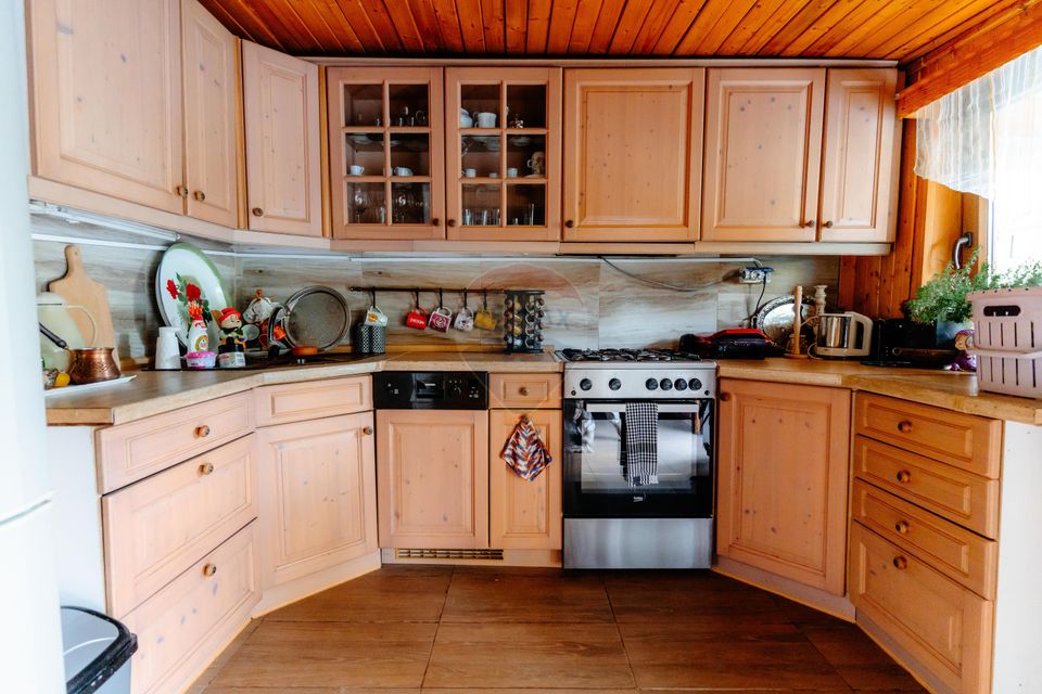 Vânzare pensiune renovată 2025 – 6 camere, Corbșori (Poenari)