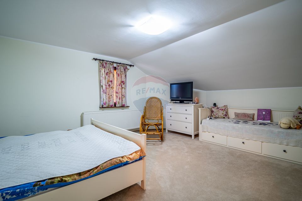 Casă P+M cu 6 camere în Bușteni - Zona Zamora