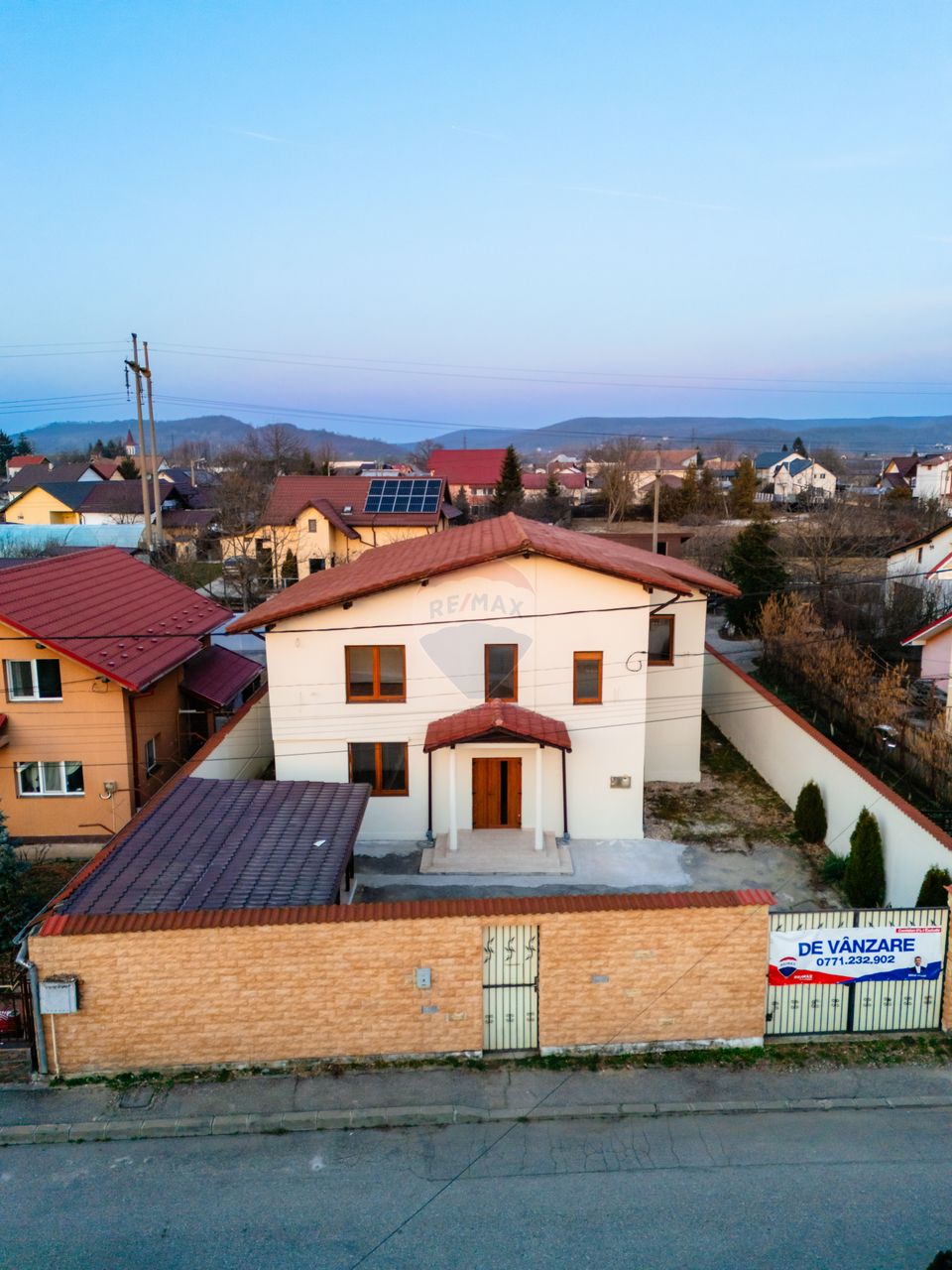 Casă individuală de Vânzare, 242mp utili+ teren de 380mp, în Pitești