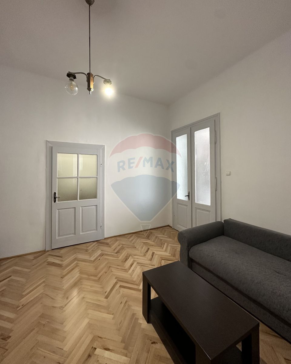 Apartament spațios în casă