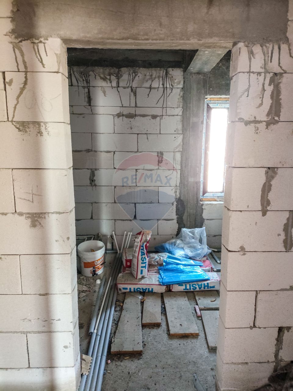 Casă / Vilă cu 4 camere de vânzare /zona Baltag