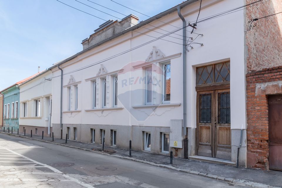 Unique Interwar House Downtown In Oradea - Historical Center