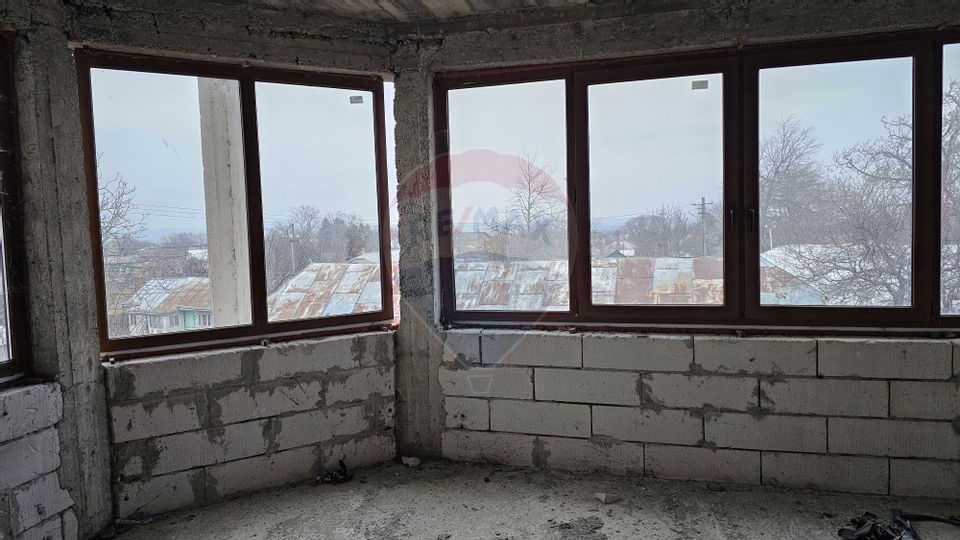 Casă / Vilă cu 12 camere, teren intravilan de 2869mp în Siminicea, SV