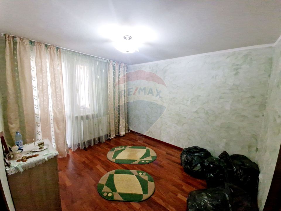 Apartament cu 3 camere de vânzare în zona Darmanesti