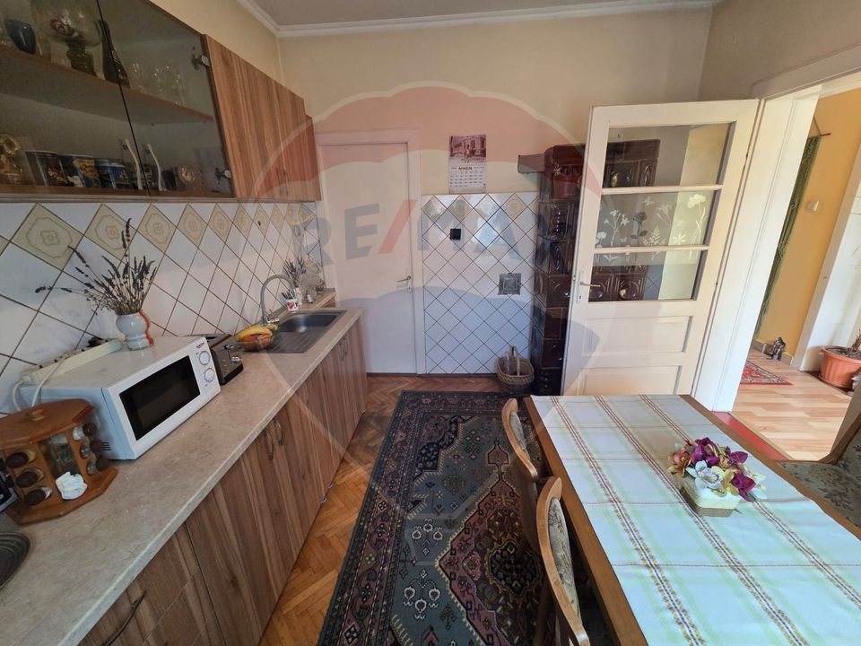 Casă cu etaj , curte proprie