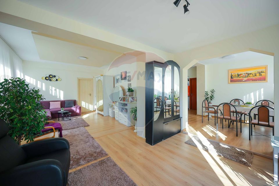 Casă cu 5 camere de vânzare în zona Episcopia Bihorului