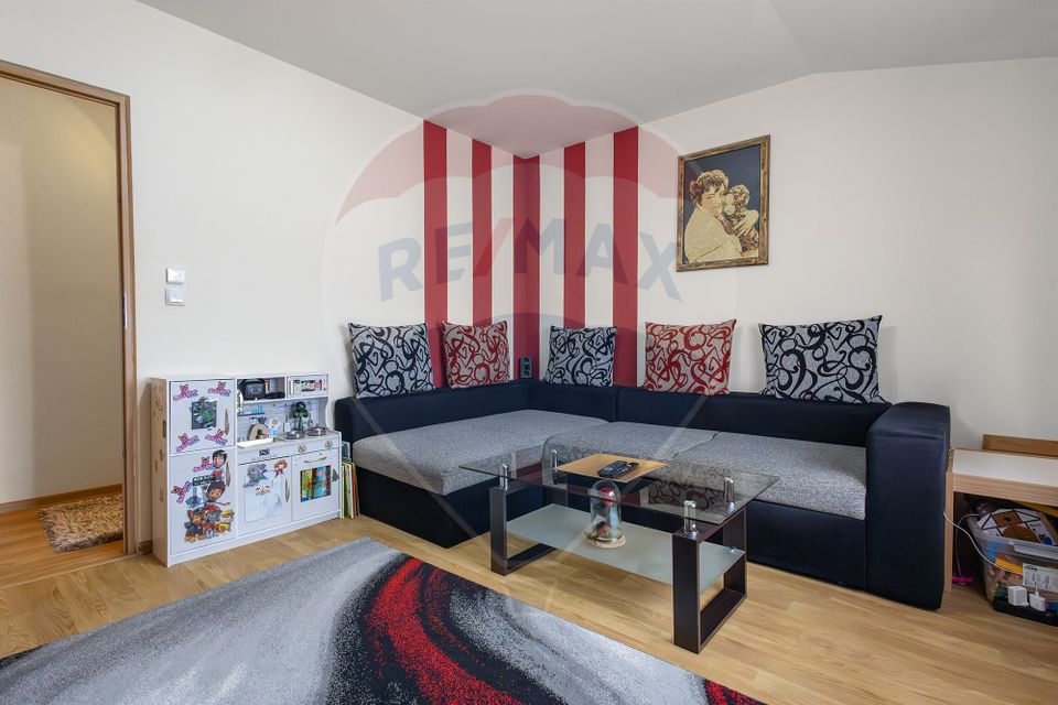 Apartament cu 3 camere de vânzare în zona Dambovita