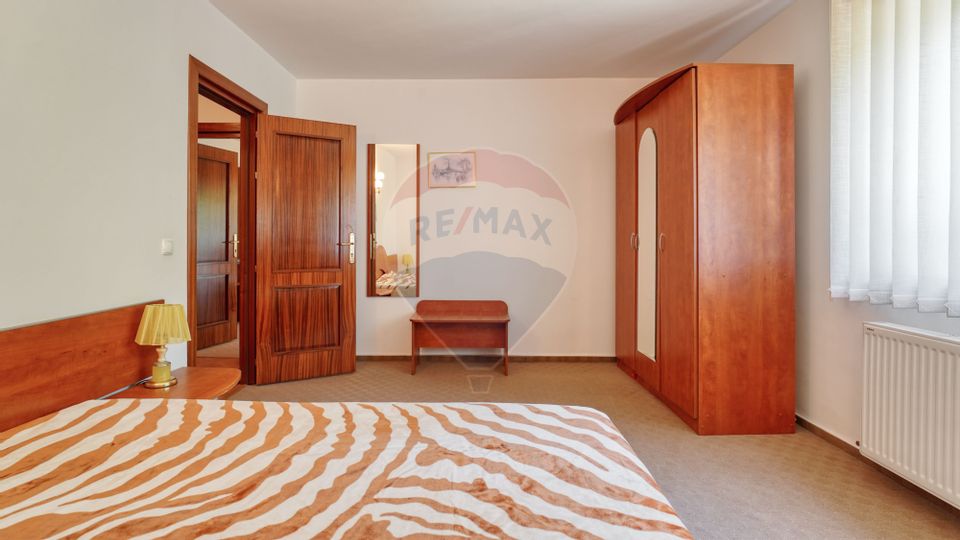 Casă / Vilă cu 8 camere de vânzare în zona Valea Rasnoavei