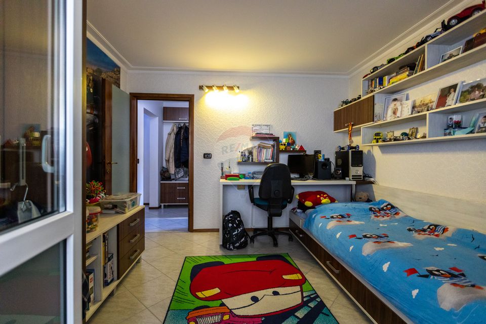 Apartament cu 3 camere decomandate , strada Letea