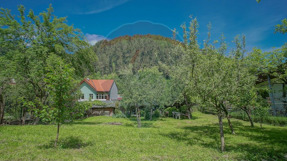 Casa renovată, cu garaj si teren de 679 mp, Scheii Brașovului