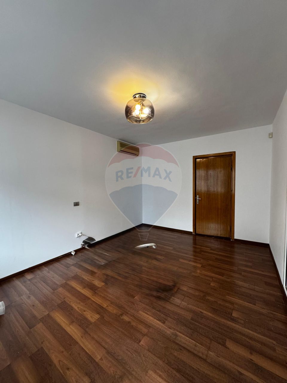 Apartament cu 4 camere/birou de închiriat Piata Victoriei