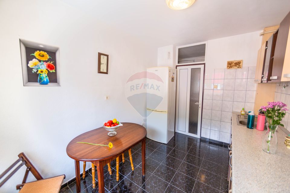 Spacious apartment for sale with 4 rooms, 2 bathrooms Răcădău