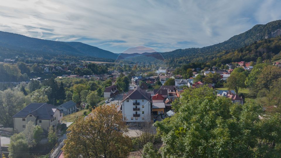 Hotel de 3 Stele Activ în Bușteni, cu Vedere Spre Munții Bucegi!