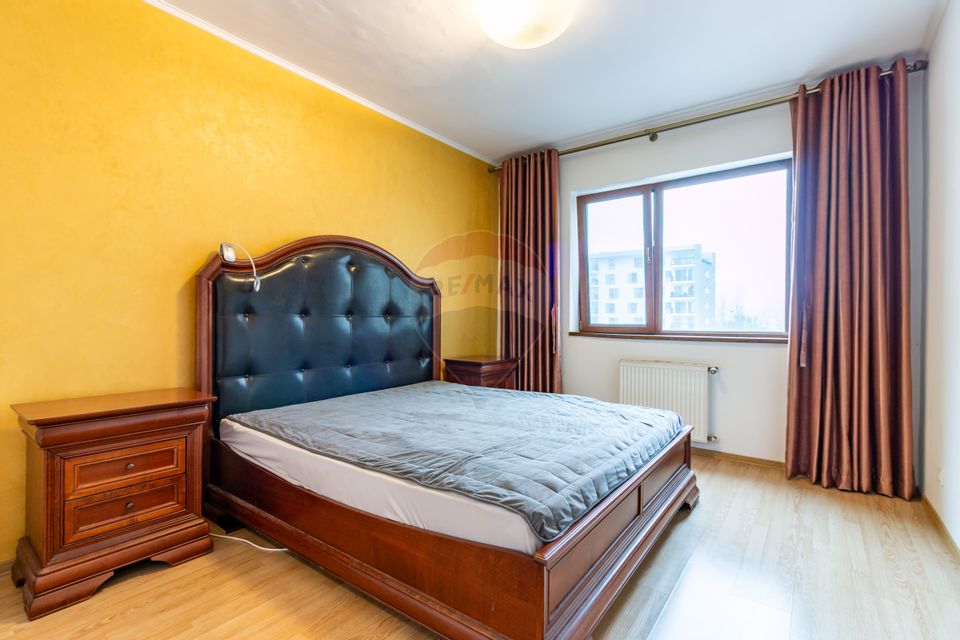 Apartament cu 3 camere de vânzare în zona Mihai Bravu