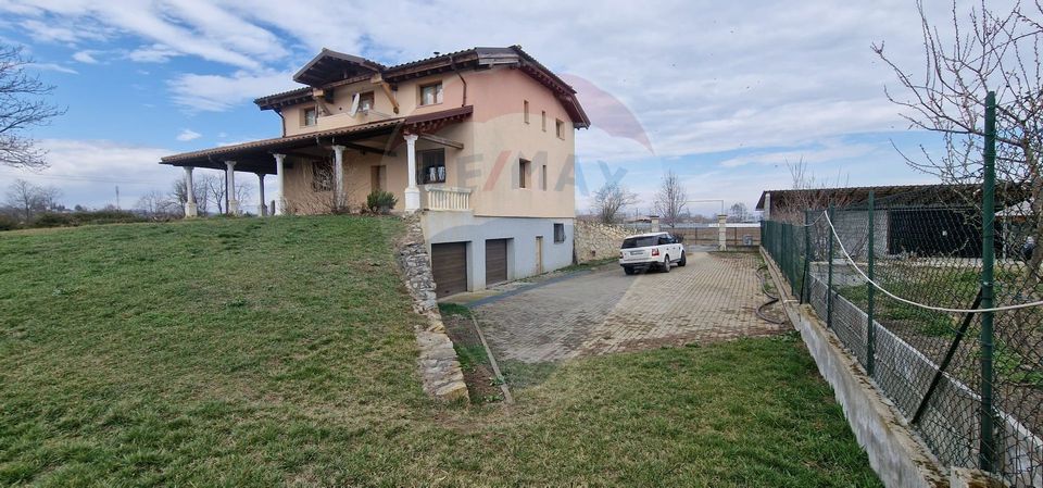 8 room House / Villa for sale