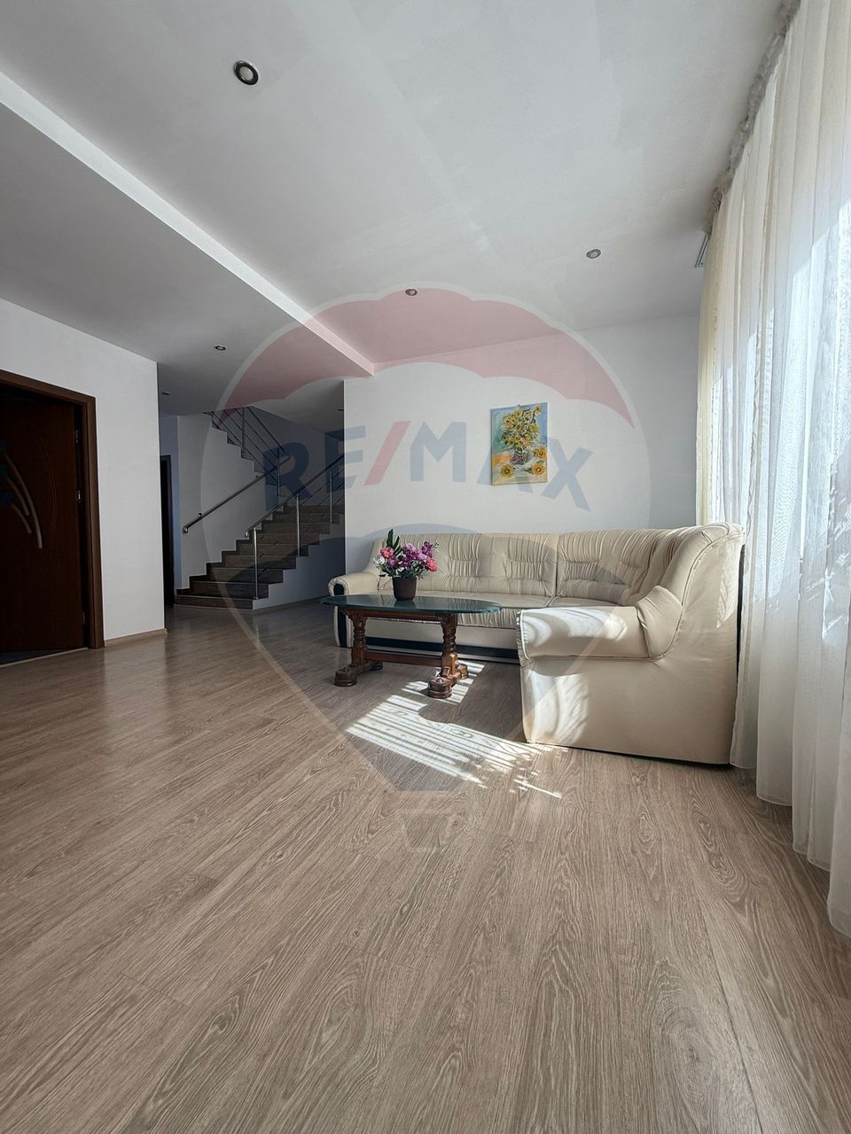 Casă / Vilă cu 9 camere de vânzare în zona 1 Mai