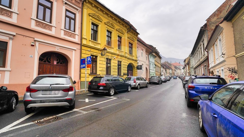 REZERVAT! Apartament generos, 6 camere, 3 băi, str Castelului