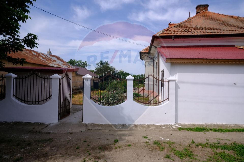 Casa renovata, mobilata si utilata, livada, Lita!