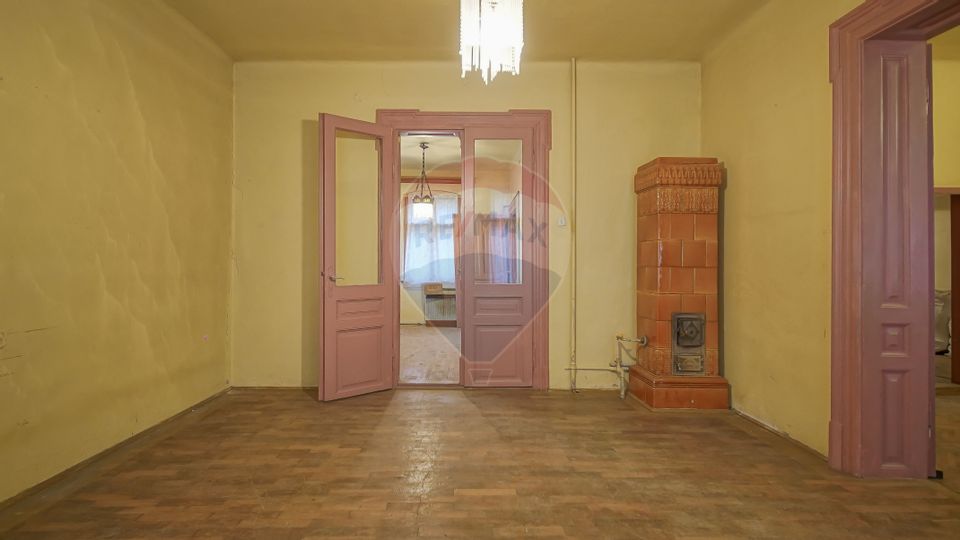 Vilă pe str Alexandru Ioan Cuza, 10 camere, S + P + E, teren 282 mp