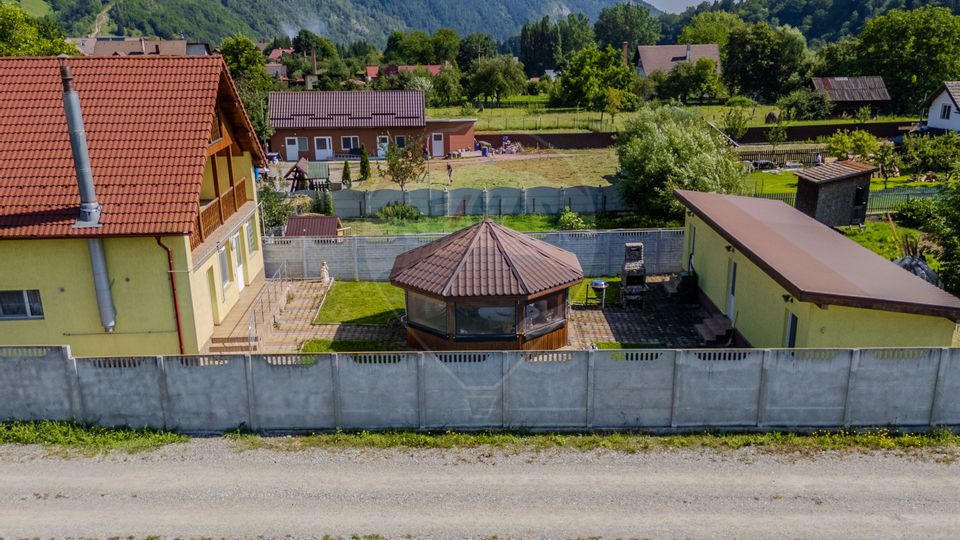 Casă / Vilă cu 10 camere de vânzare in Moieciu de Jos