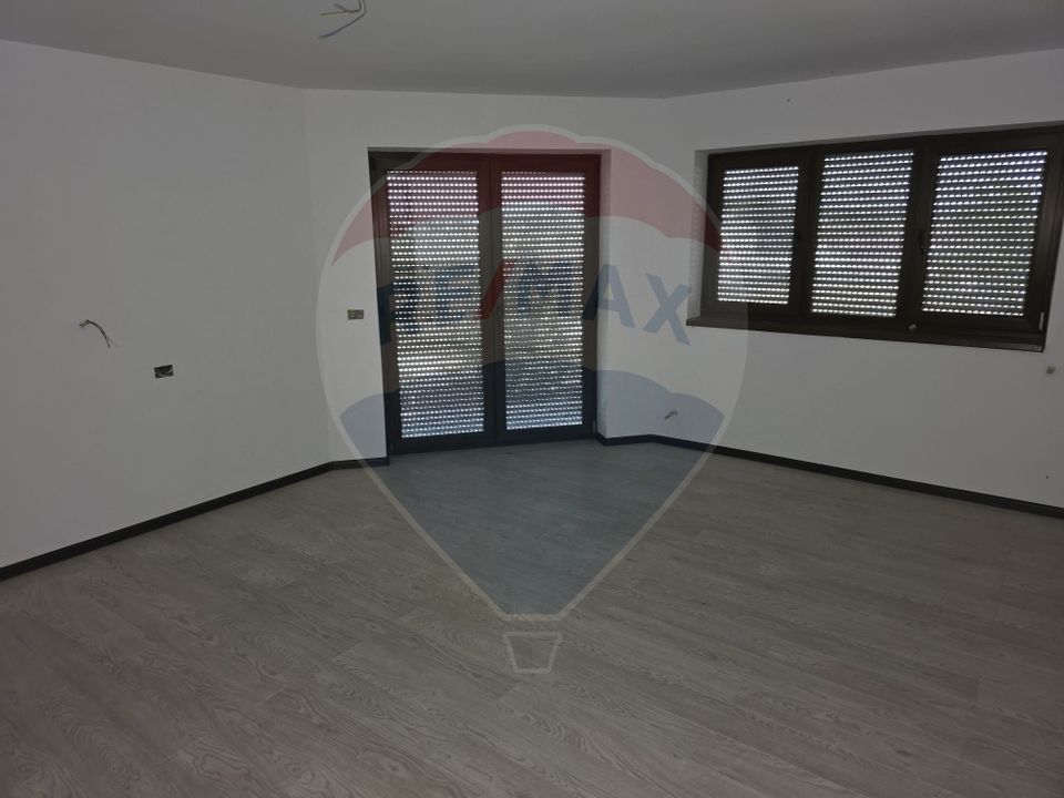 Casă / Vilă cu 4 camere de vânzare în zona Periferie