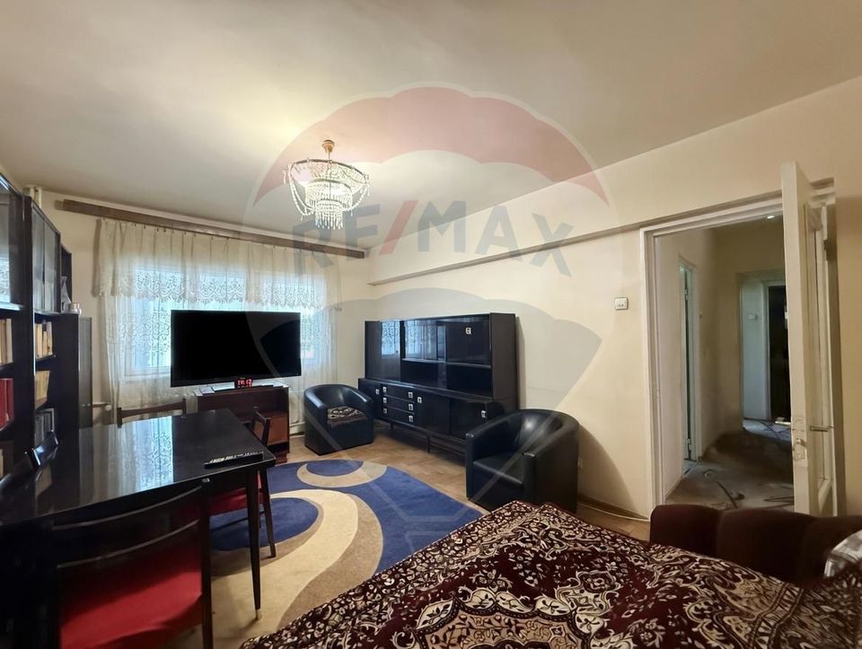 Apartament 4 camere, etaj 1, decomandat, zona centrală
