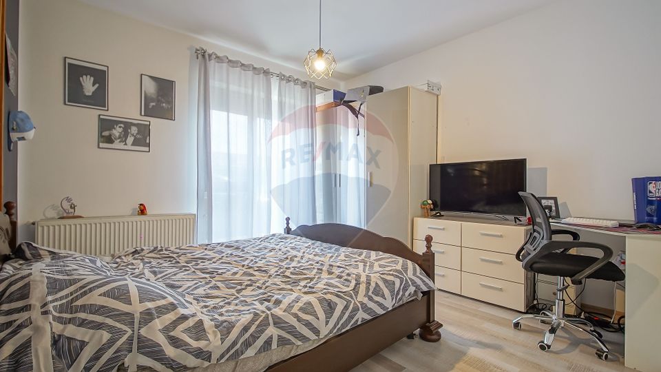 Apartament cu 3 camere de vânzare în zona Tractorul