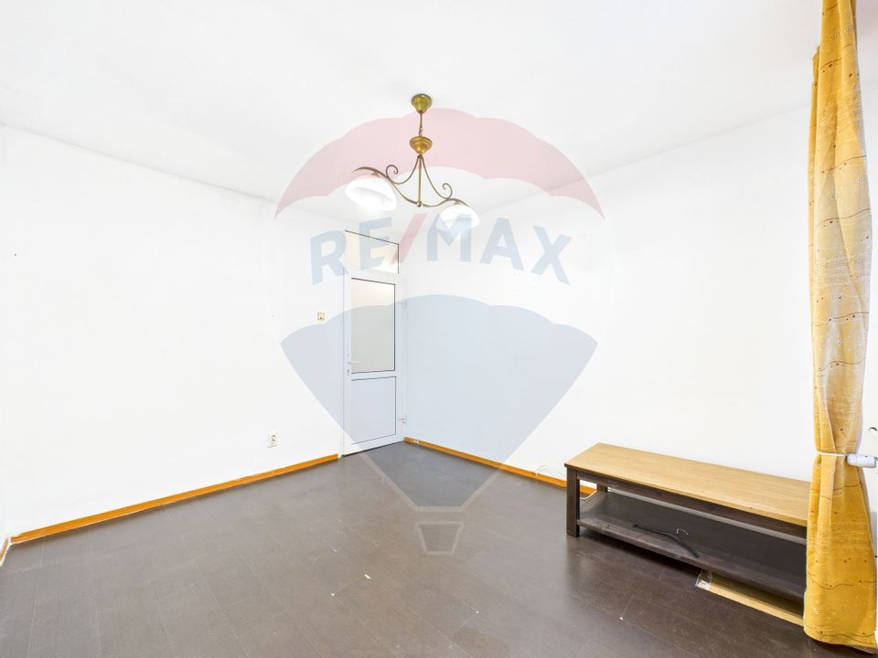 Apartament cu 4 camere de vânzare în zona Rahova