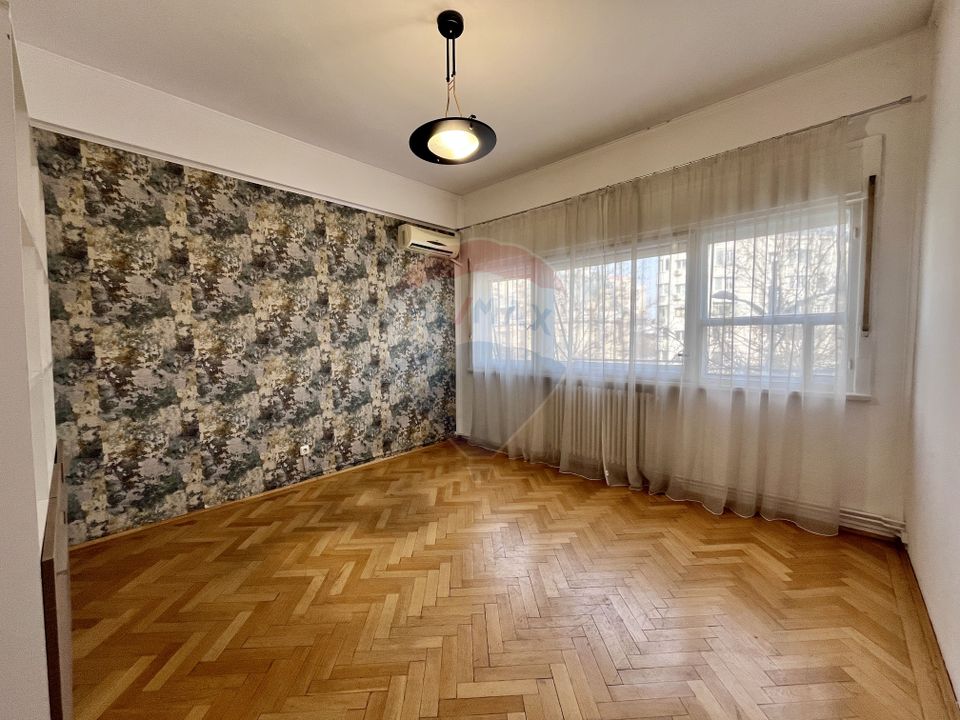 Apartament cu 4 camere nemobilat in P-ta Victoriei langa Orange