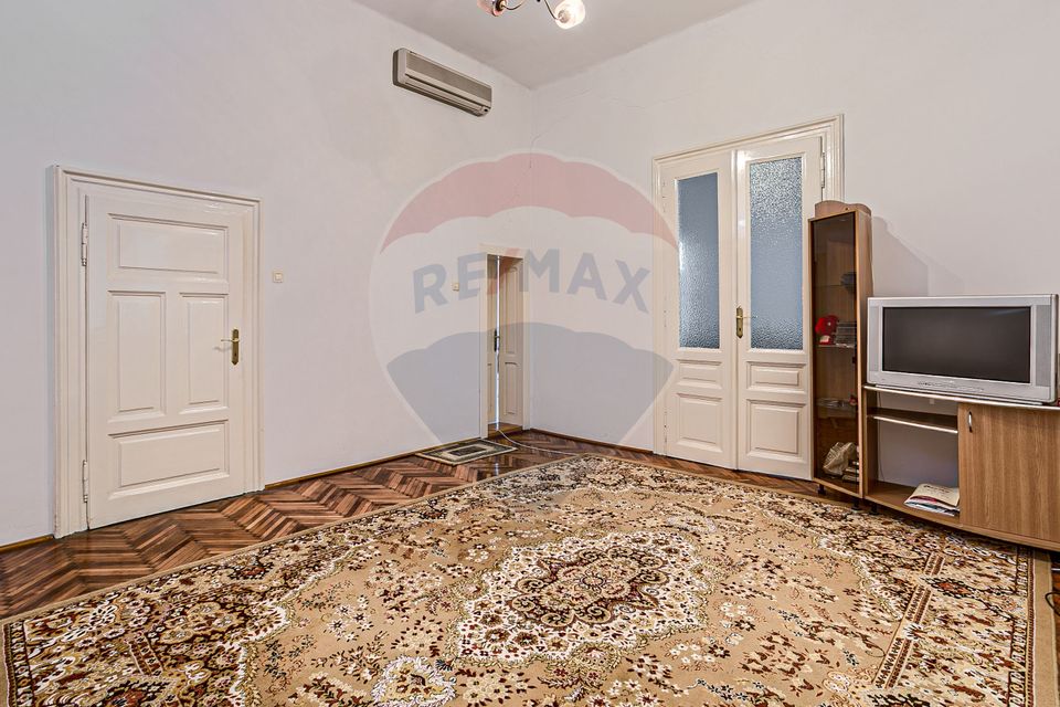 Apartament 4 camere spațioase,  curte,  zona Piata Catedralei