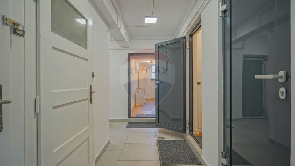 Investiție: apartament renovat în două studiouri separate, Schei