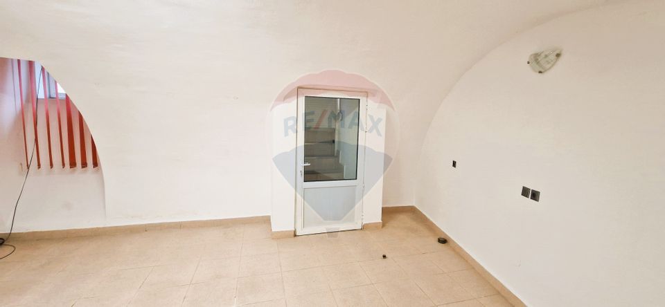 55sq.m Commercial Space for rent, Ultracentral area