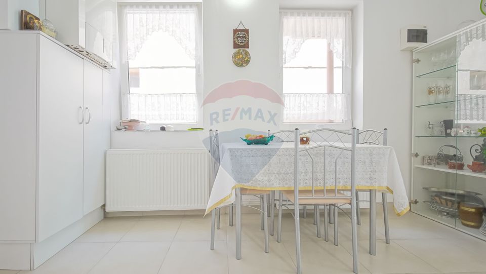 Casă falnică, curte individuală, langă Piața Unirii, în inima Scheilor