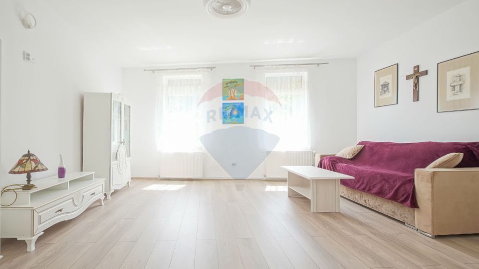 Casă falnică, curte individuală, langă Piața Unirii, în inima Scheilor