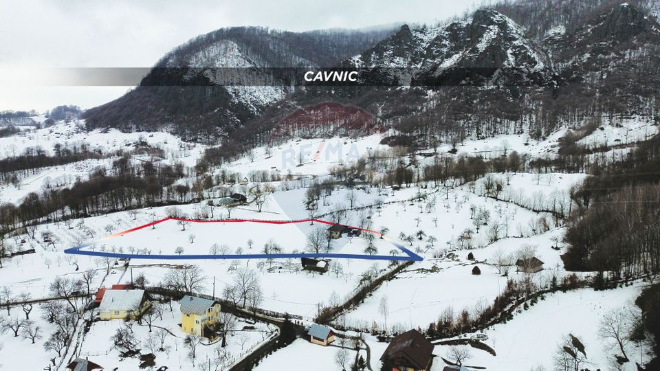 Teren 826mp in CAVNIC zona Pietrele Soimului cu o priveliste minunata.