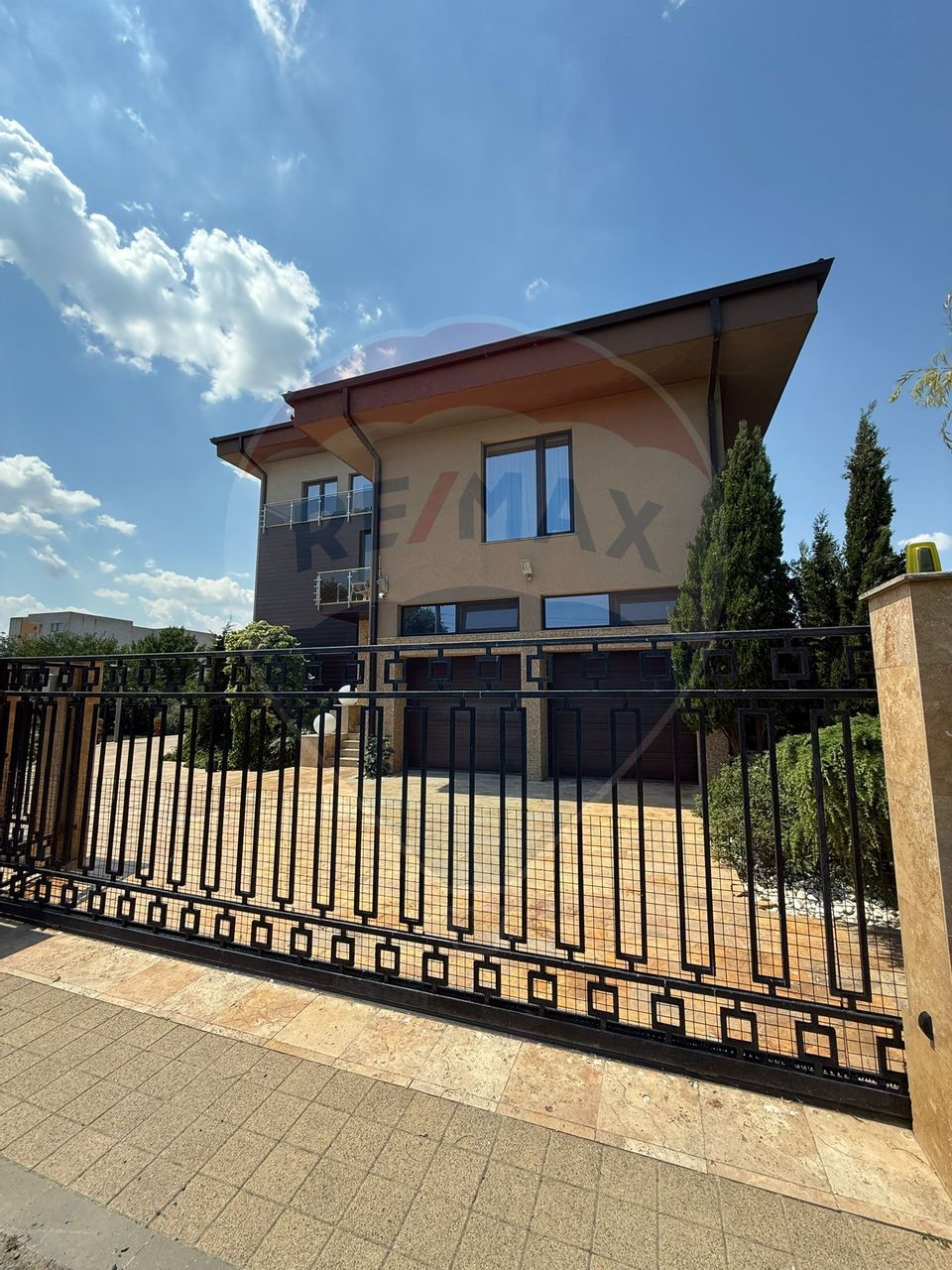 Vila cu piscina si teren 2350mp de vanzare in Mamaia Sat