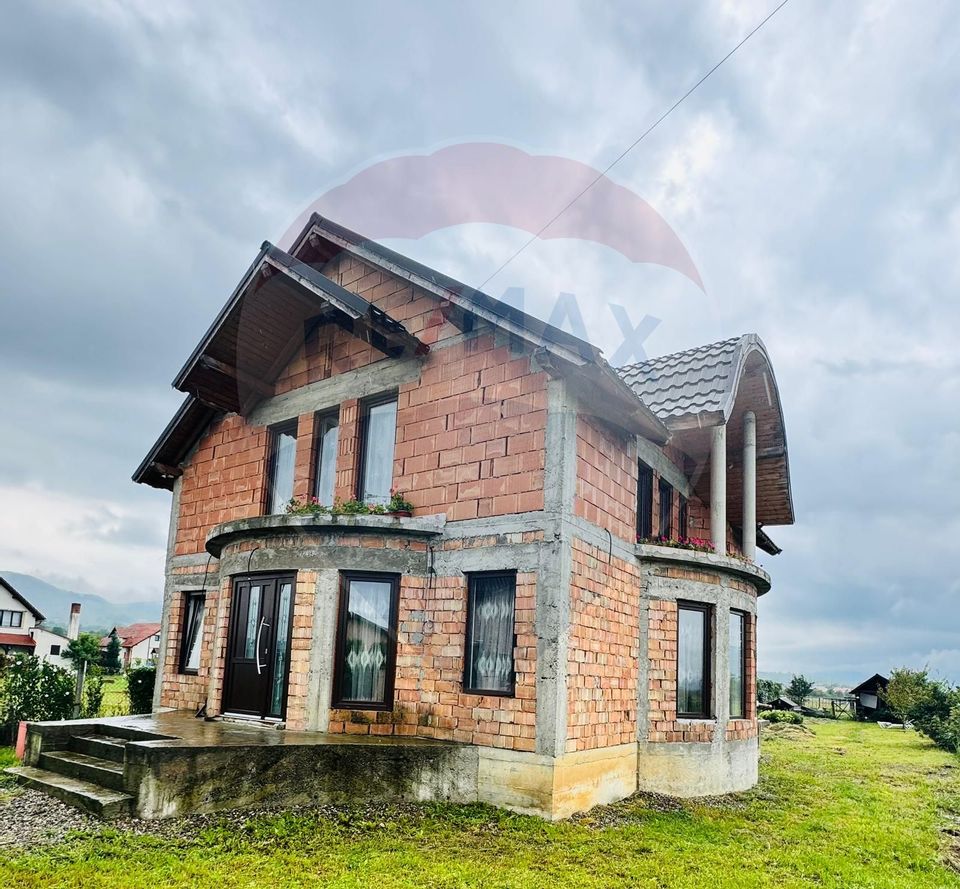Casă / Vilă cu 5 camere de vânzare în zona Nord-Est