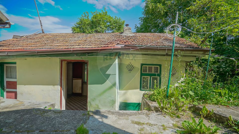 REZERVATĂ! Casă demolabilă cu teren și panoramă , în Șcheii Brașovului
