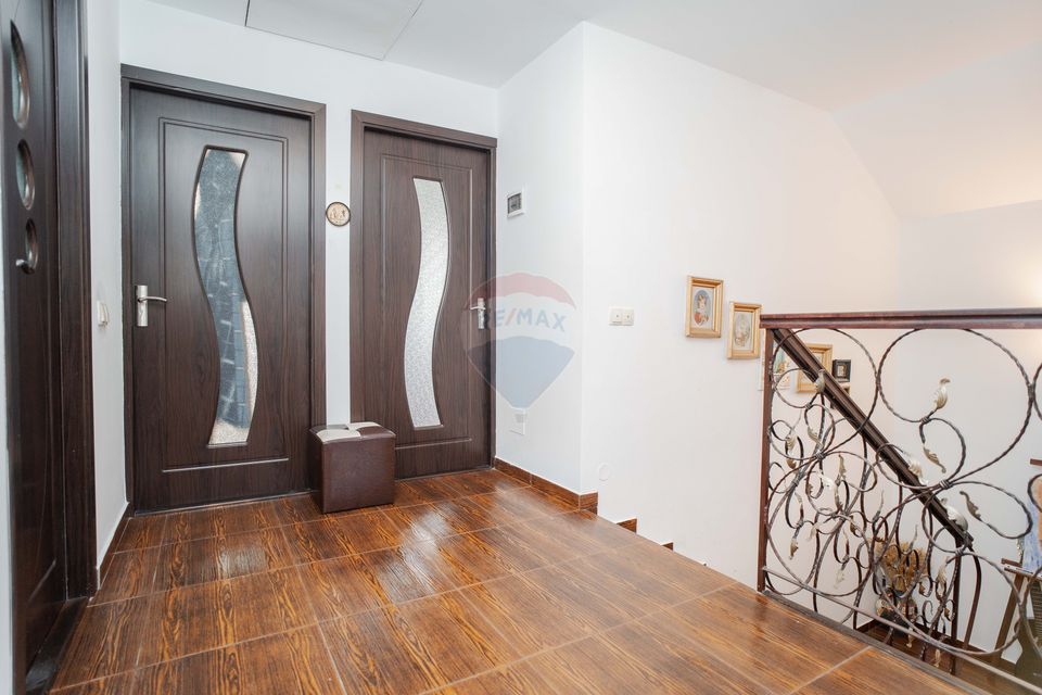 Casă cu Piscină de Vânzare, 500mp Teren, Str. Victoriei-Valea Lupului