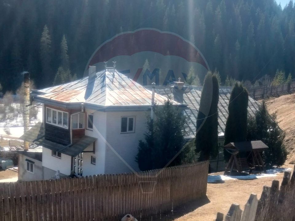 Case cu 7 camere de vânzare în comuna Panaci, sat Drăgoiasa.