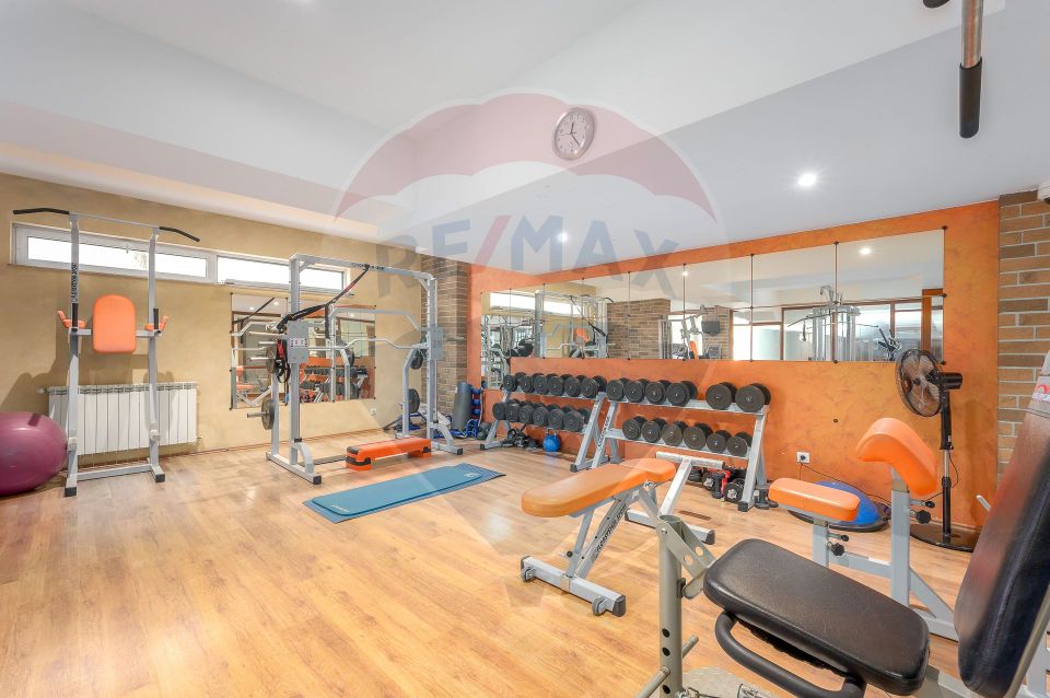 4 camere| semineu| piscina interioara | sauna | sala de sport| parcare