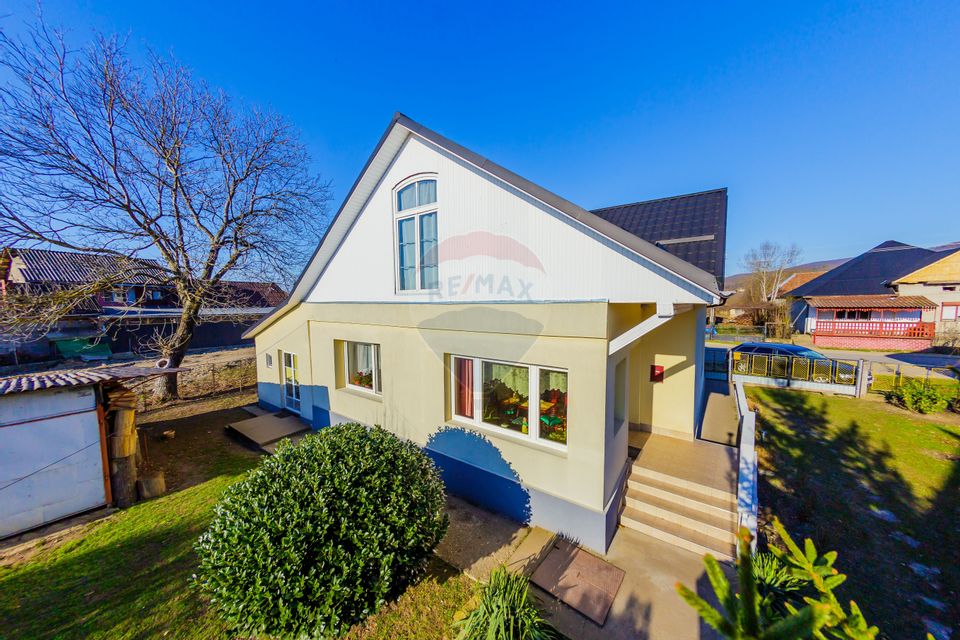 DE VANZARE Proprietate  în Țicău – douǎ case cu livadă și gospodărie