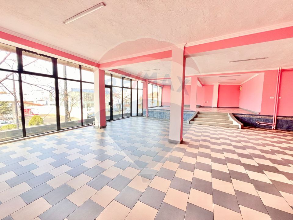 175sq.m Commercial Space for rent, Decebal area