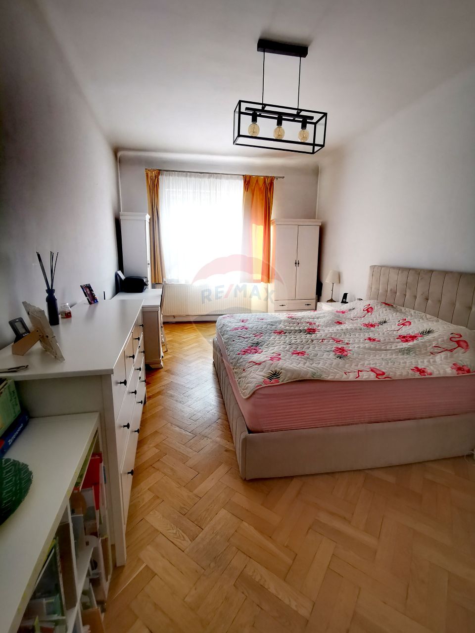 Apartament cu 2 camere de vânzare, cu parcare, în zona Ultracentral