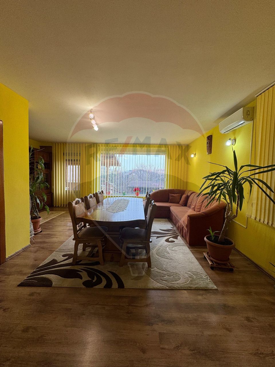 Casă / Vilă cu 10 camere de vânzare în zona Braytim