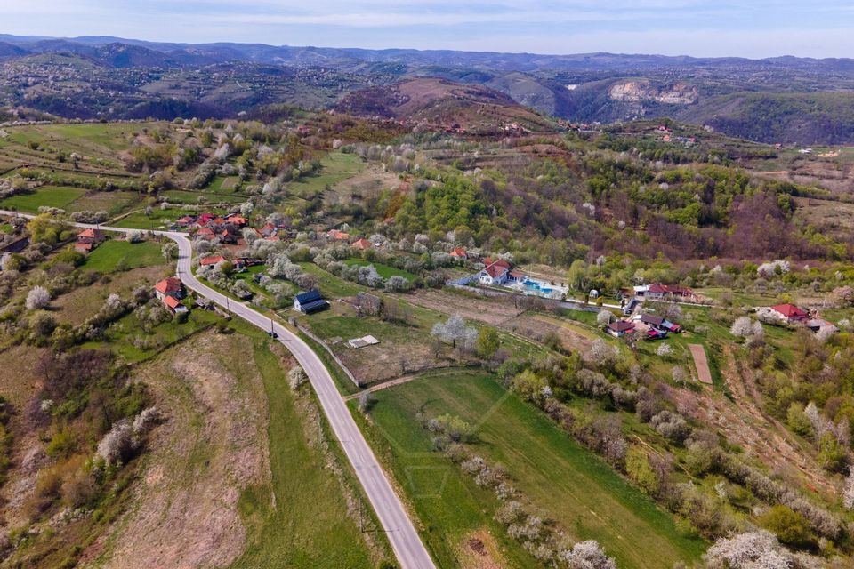 Casă modernă, 9400 mp de teren lângă Hunedoara, autorizată Camping