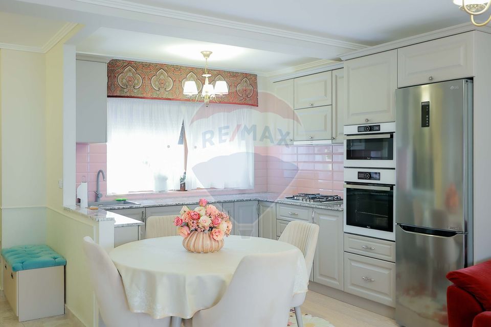 Casă de vânzare cu 4 camere în cartierul Beverly Hills, Sânmartin