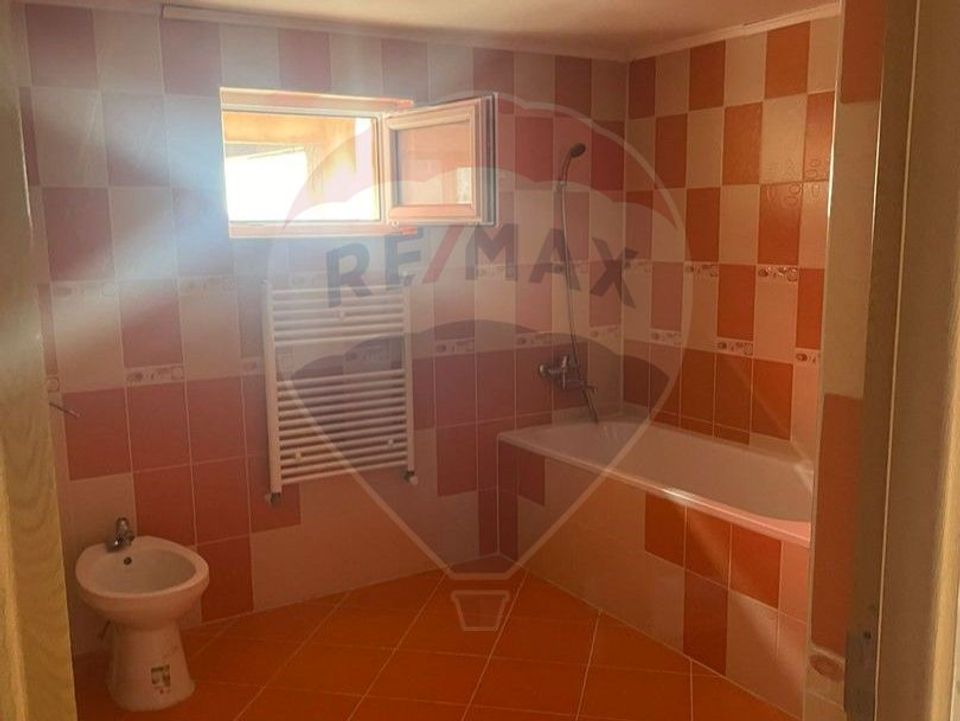 Casă / Vilă cu 6 camere de vânzare Leontinesti - Bacau