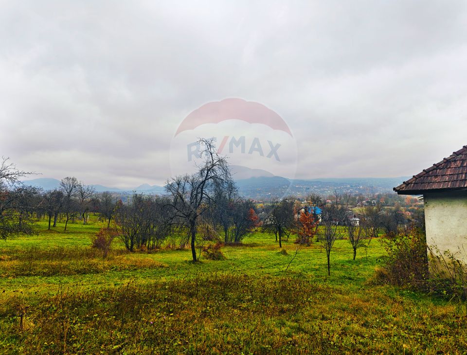 Teren de vânzare Unguraș cu priveliște si anexe