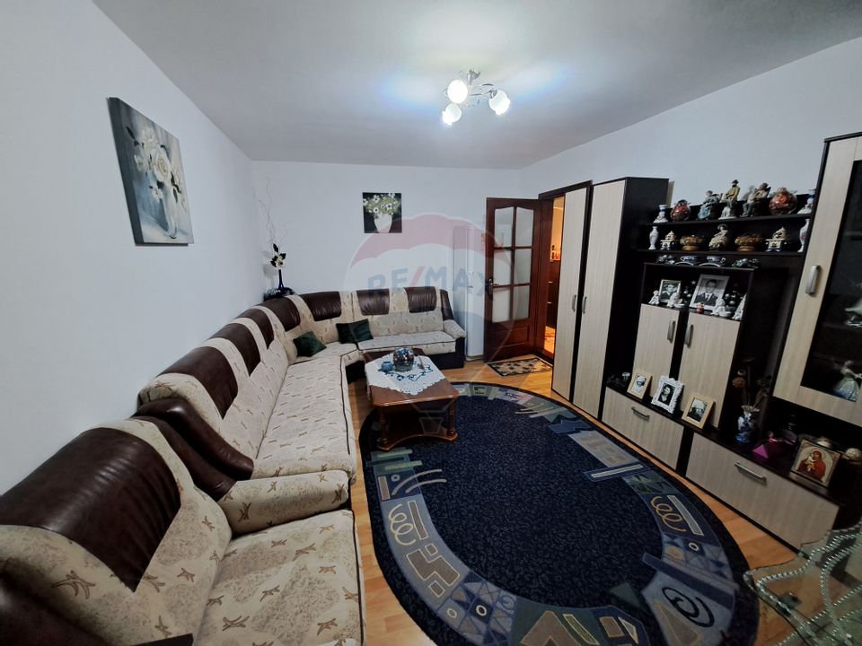 3 camere de închiriat, zona Consul